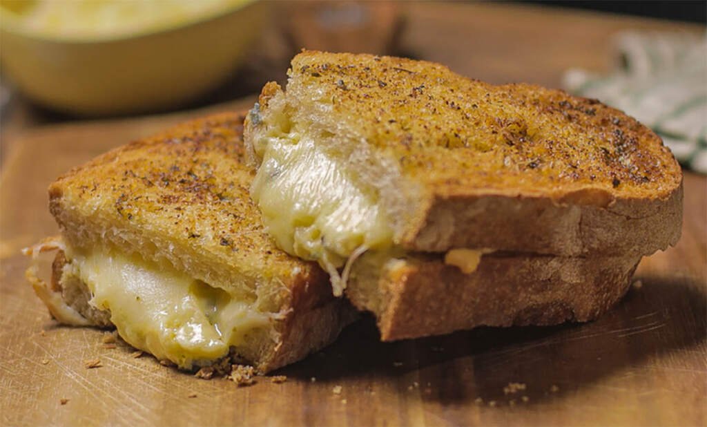 Sándwich de cuatro quesos y pan de ajo con freidora de aire - airfryer